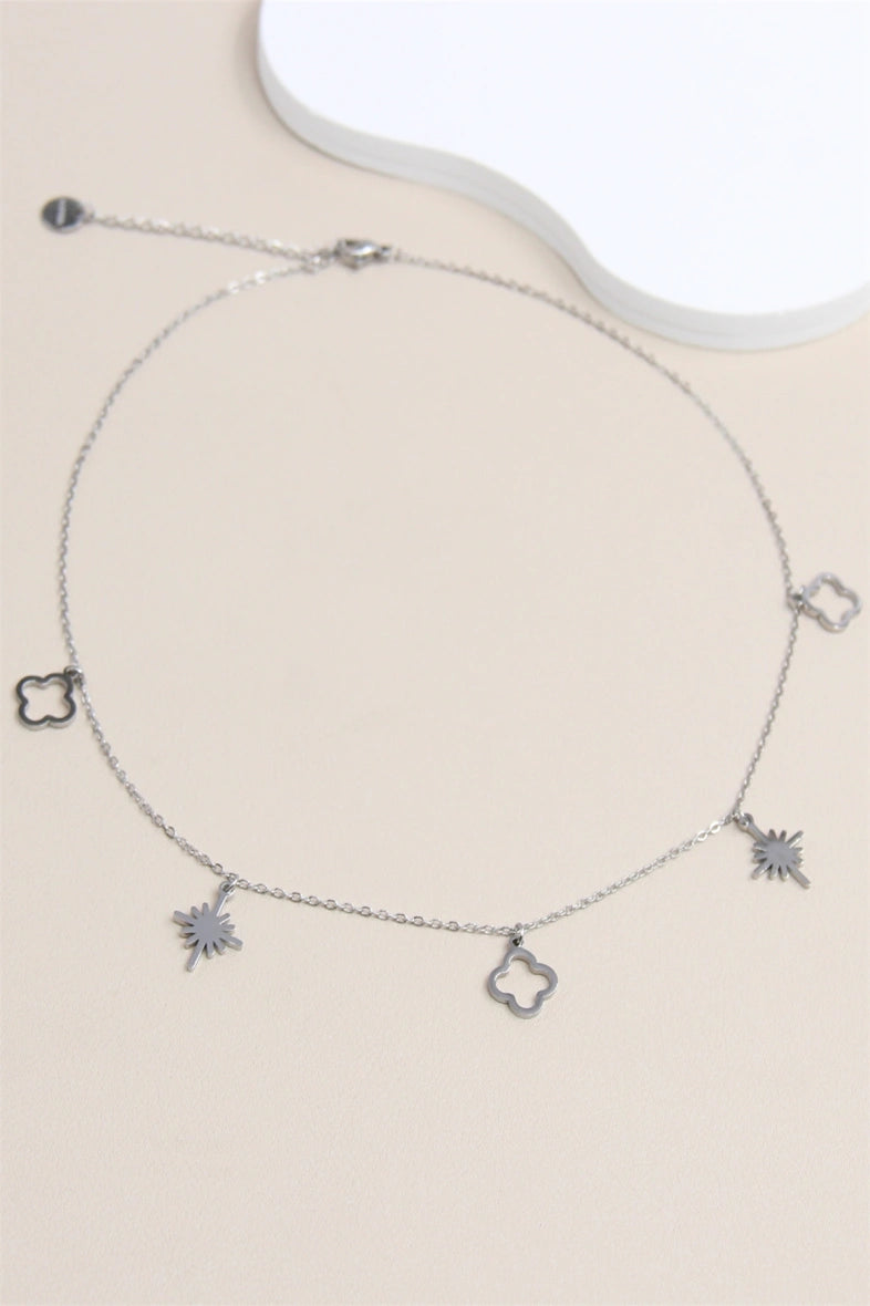 Collier charms trèfle et étoile