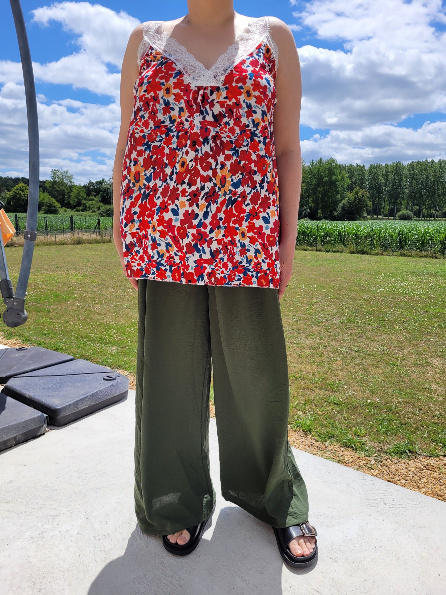 top grande taille imprimé rouge fleuris