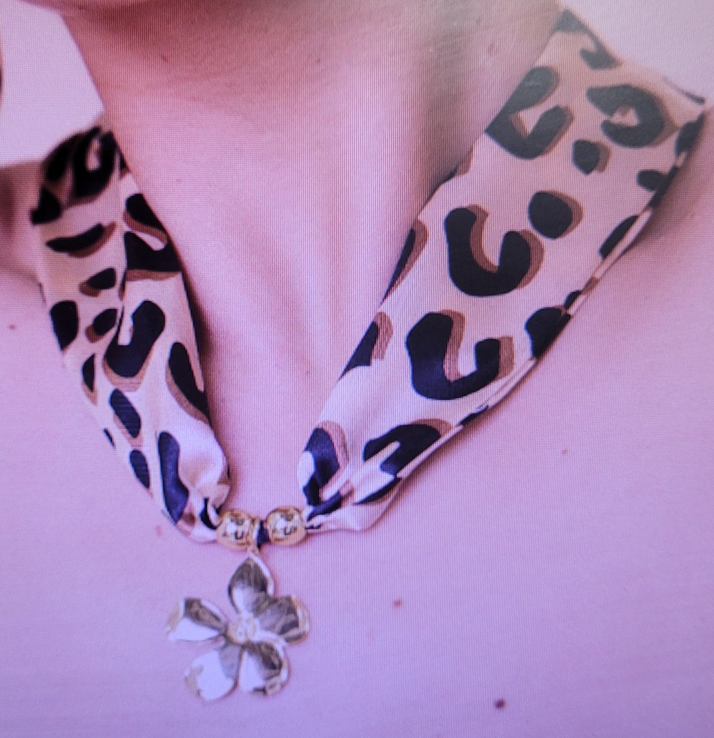 Collier imprimé léopard fleurs