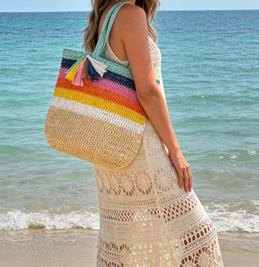 Sac cabas tressée, rayures arc-en-ciel et pompons