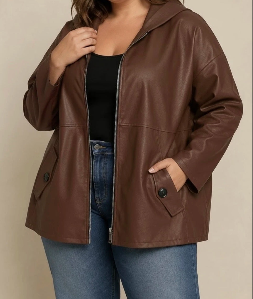 VESTE EN SIMILICUIR A CAPUCHE ( en pré commande)